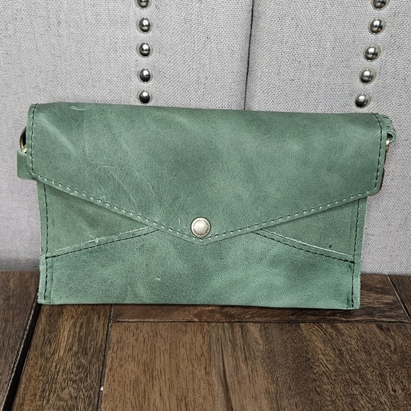 Portland Leather Goods Envelope Convertible Crossbody Cucumber - Picture 15 of 15